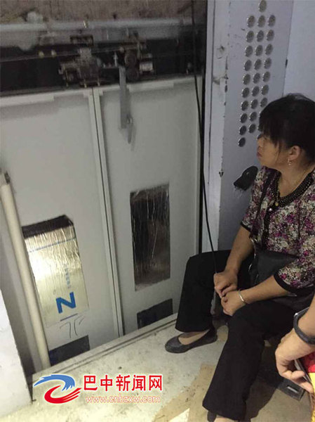 电梯需敲门乘坐,且人工搭线操作 电梯需敲门乘坐,且人工搭线操作