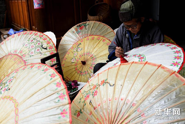 7月22日,腾冲县固东镇云阳村89岁的郑映海老人在自家院子里制作油纸伞。郑映海是“保山市非物质文化遗产传承人”。 7月22日,腾冲县固东镇云阳村89岁的郑映海老人在自家院子里制作油纸伞。郑映海是“保山市非物质文化遗产传承人”。