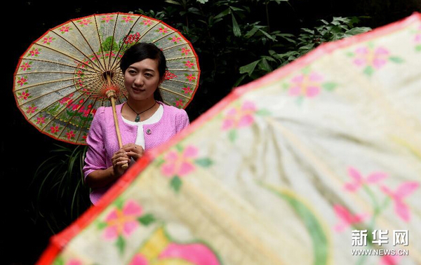 一名年轻女士在腾冲县固东镇云阳村打着油纸伞留影。 一名年轻女士在腾冲县固东镇云阳村打着油纸伞留影。