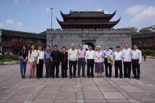 9-5 2013年5月19日徐霞客精神与当代中国——《徐霞客游记》开篇400周年、纪念中国旅游《徐霞客游记》开篇400周年纪念大会参会嘉宾在宁海西门合影留恋