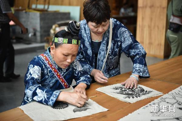 7月24日，两名匠人在展示国家