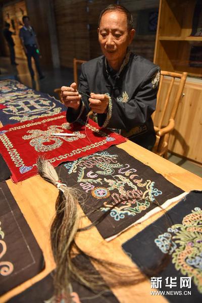 7月24日，一名匠人在展示国