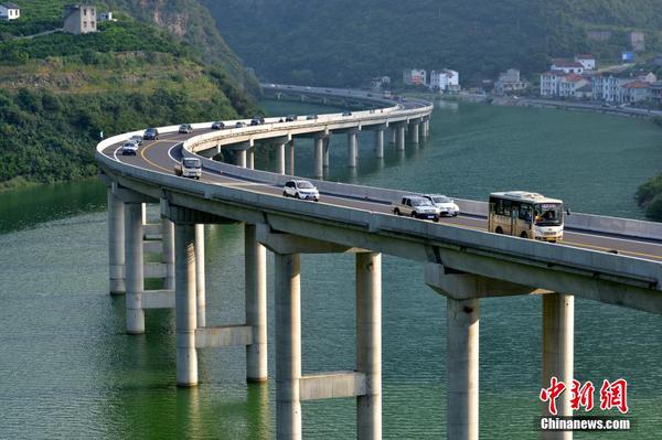 8月9日，昭君故里湖北省兴山县古(夫)昭(君桥)公路正式通车，为避免开山毁林，该路有4公里建在峡谷溪流中，是中国首条水上生态环保公路。刘良伟摄