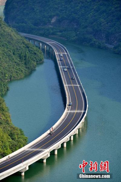 古(夫)昭(君桥)公路是宜(昌)巴(东)高速公路连接兴山县城的重要通道，全长10.9公里，双车道二级公路，其中设有香溪河特大桥和古夫河特大桥，两座特大桥总长达4.4公里，正因这两座特大桥架在河道中，故得名“水上公路”。