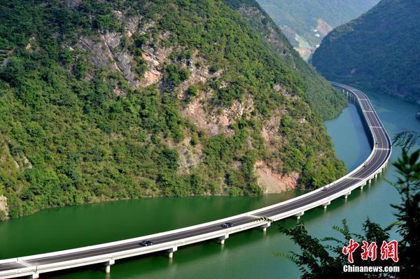 两岸风景宜人，又被人们称为“最美水上公路”。