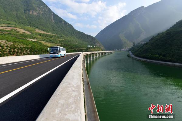 兴山县地处三峡库区，长江西陵峡北侧，是和平使者王昭君的故乡，“鄂西生态文化旅游圈”重要节点，其发展一直受困于交通，全县干线公路(指二级及以上公路)里程不足200公里。