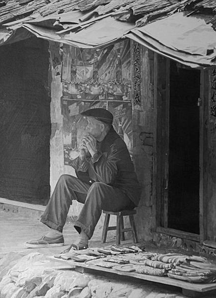 一位老人坐在阳朔的街边休息(网页截图)