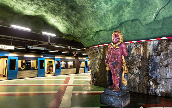 地铁中的古怪雕塑。 地铁中的古怪雕塑。