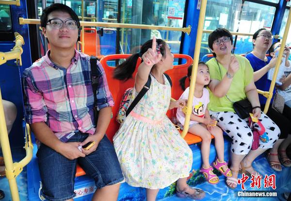 乘客体验乘坐3D手绘公交车。王娇妮 摄