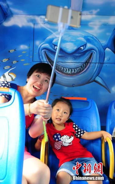 　乘客在3D手绘公交车内自拍。 王娇妮 摄