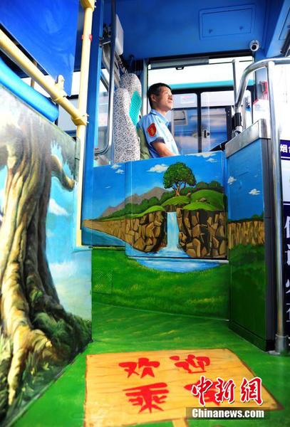 　烟台3D手绘公交车。 王娇妮 摄