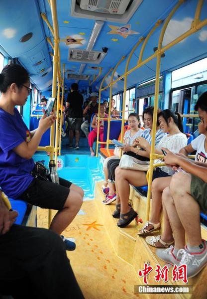 乘客体验乘坐3D手绘公交车。 王娇妮 摄