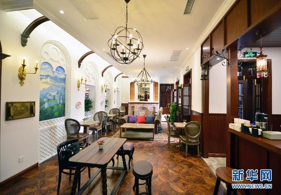 这是8月25日拍摄的上海白马咖啡馆内景。