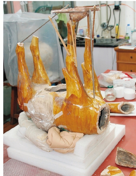 4.粘接两前腿和残缺底板；