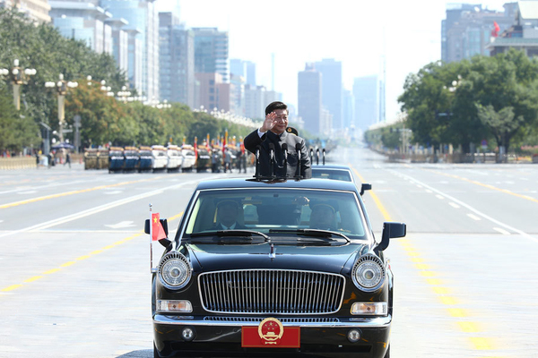 习近平检阅受阅部队3