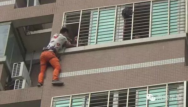 女子偷情男友突然回家 情夫阳台外挂一夜2
