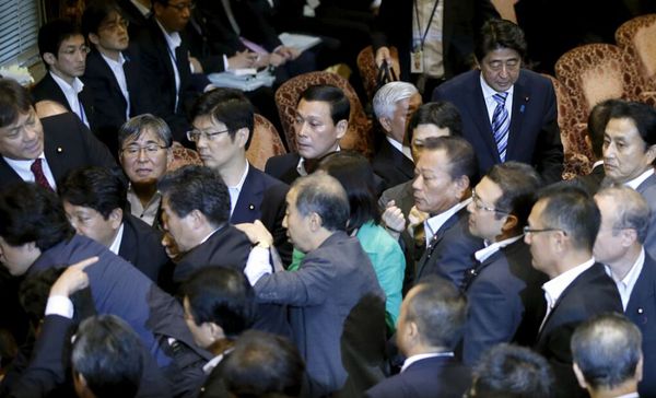 日本执政党强推安保法引冲突 - 副本