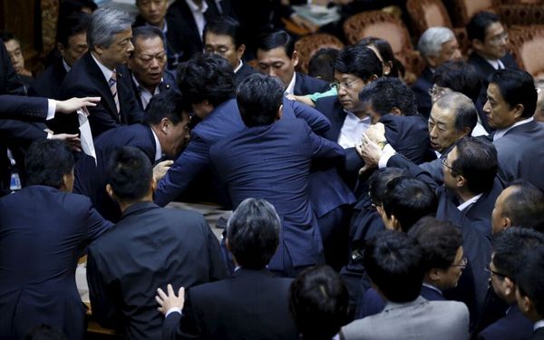 日本执政党强推安保法引冲突2 - 副本