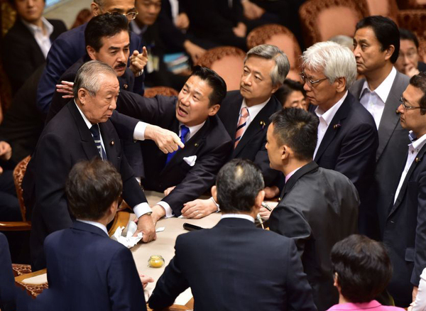 日本执政党强推安保法引冲突5 - 副本