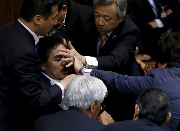 日本执政党强推安保法引冲突7 - 副本