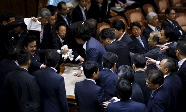 日本执政党强推安保法引冲突8 - 副本