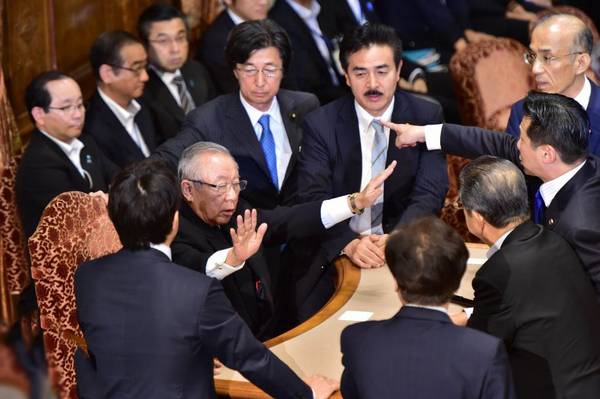 日本执政党强推安保法引冲突6