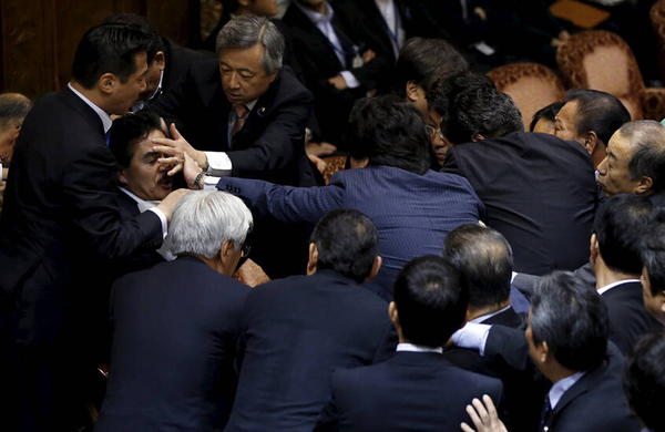 日本执政党强推安保法引冲突3