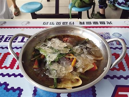 高校食堂现冰镇麻辣烫 1天最高可卖200份(图)1 高校食堂现冰镇麻辣烫 1天最高可卖200份(图)1