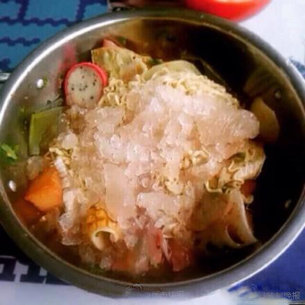 高校食堂现冰镇麻辣烫 1天最高可卖200份(图)2 高校食堂现冰镇麻辣烫 1天最高可卖200份(图)2
