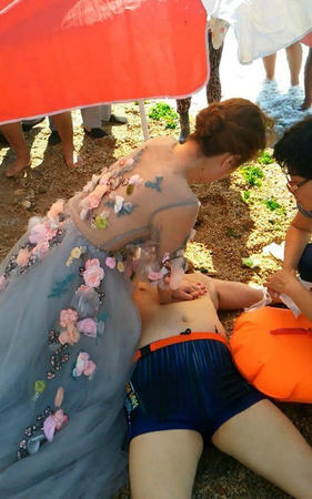 男子突发心脏病溺水-护士新娘穿婚纱跪地救人2