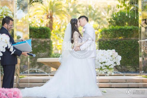 奶茶妹妹与刘强东幸福拥吻