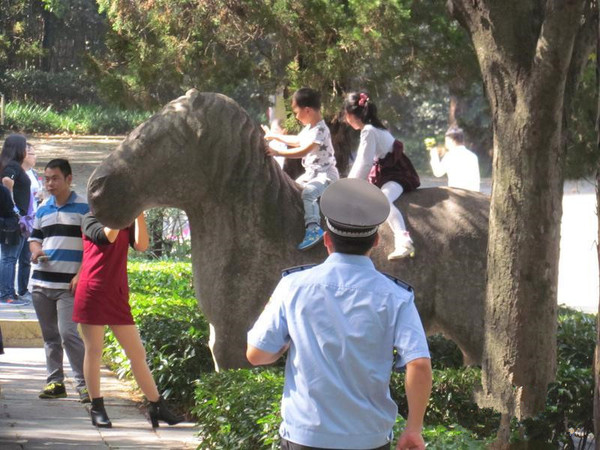 10月1日，江苏省南京市景区现不文明出游现象。啄木鸟 摄