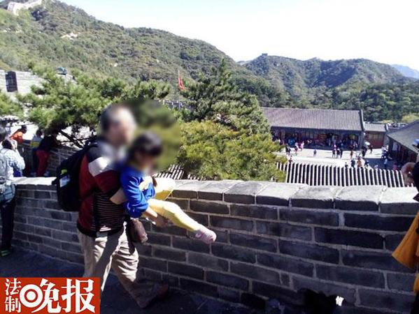 家长让孩子在长城城墙上劈叉