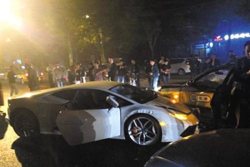 昨日凌晨4点20分许，工体北门外，一辆兰博基尼连撞多车，事发后司机弃车逃离现场。昨日晚，肇事男子于某某已被警方控制。