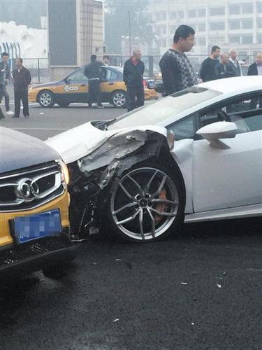 昨日凌晨4点20分许，工体北门外，一辆兰博基尼连撞多车，事发后司机弃车逃离现场。昨日晚，肇事男子于某某已被警方控制。1