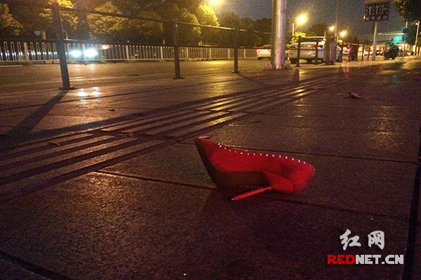 (车祸发生后,现场留下的高跟鞋,位置距离事发地点超过五米。)