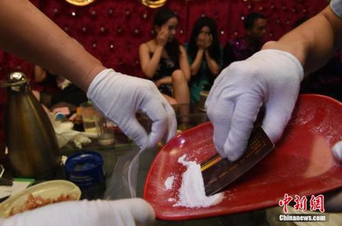资料图：警察在娱乐场所缴获毒品。中新社发 景国民 摄