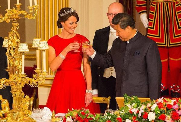 习近平夫妇出席英国国宴 与凯特王妃碰杯