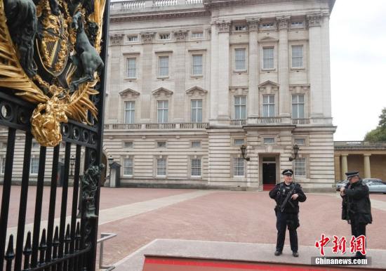 10月19日,英国伦敦白金汉宫“静候”习近平到访。应英国女王伊丽莎白二世邀请,中国国家主席习近平将于10月19日至23日对英国进行国事访问。 <a target='_blank' data-cke-saved-href='http://www.chinanews.com/' href='http://www.chinanews.com/'>中新社</a>记者 沈晨 摄 点击进入下一页