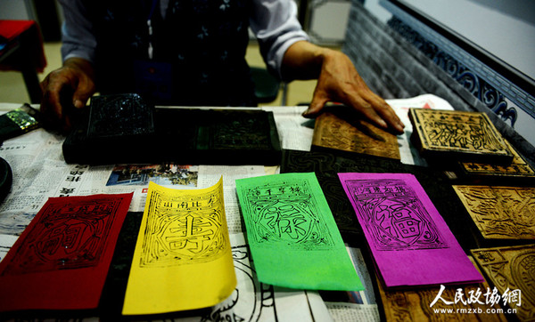 雕刻好的木版印制在不同颜色的纸张上，甲马便完成了。 (1)_副本