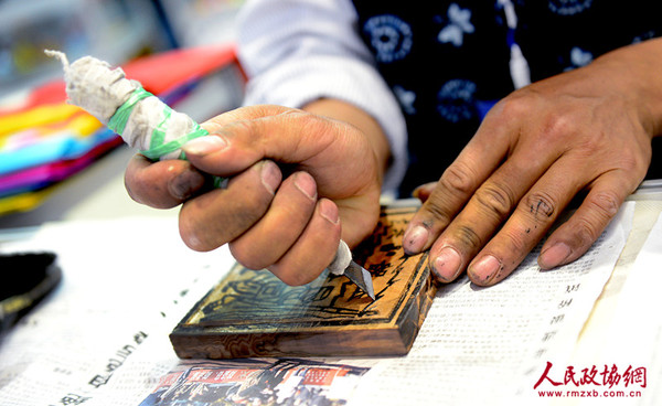 甲马技艺在木板上的精工雕刻_副本