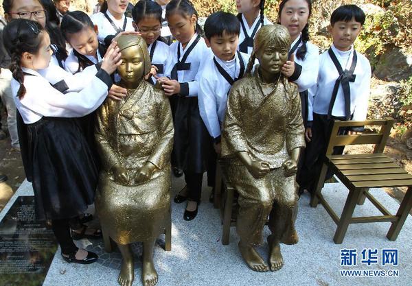 10月28日，在韩国首都首尔城北区，韩国小朋友参观中韩“慰安妇”少女雕像。新华社记者姚琪琳摄1