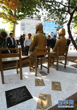10月28日，在韩国首都首尔城北区，人们参观中韩“慰安妇”少女雕像。新华社记者姚琪琳摄