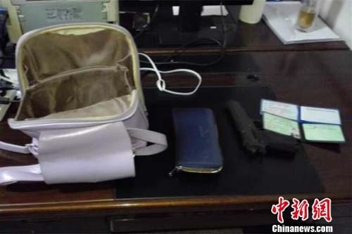 幻想男友被绑报案 吸毒女子携枪穿警服营救（组图）