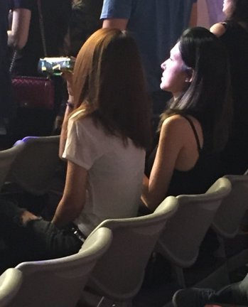 林心如、许玮甯现身蔡依林演唱会 疑违反规定喝酒 林心如、许玮甯现身蔡依林演唱会 疑违反规定喝酒