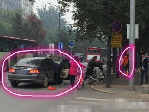轿车男街头当环卫工面撒垃圾