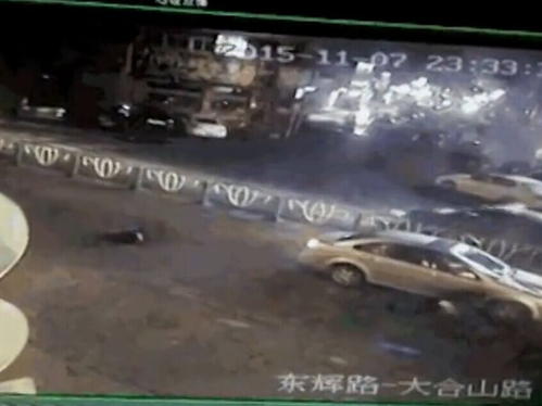 根据交警部门反馈，因为事故发生在周末，而且人员没有较为严重的伤害，所以会等今天上班以后，再次联系事故双方当事人，进行事故处理。