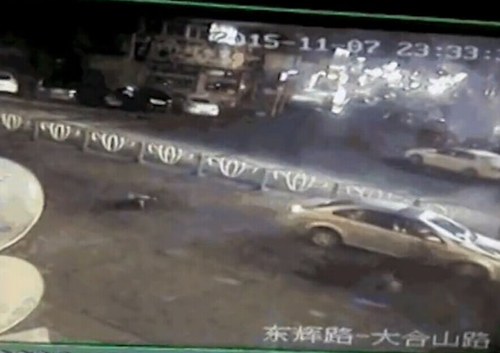 另有网友反映，骑马男子早在11月4日就出现在当地网络论坛。据传，男子是温岭当地人，40岁左右，当天，他骑着一匹帅气的黑马出现在女儿的小学门口，引来很高的回头率。