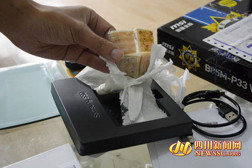 本应装放硬盘的位置被一团卫生纸和5块小瓷砖填充