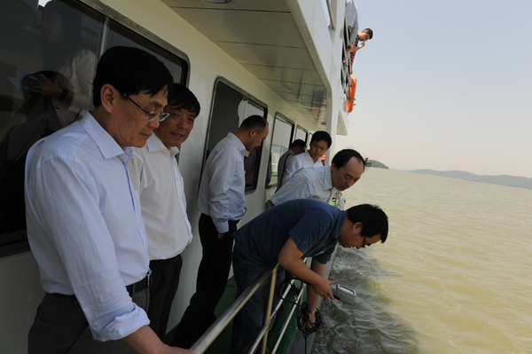 调研组无锡调研太湖水质